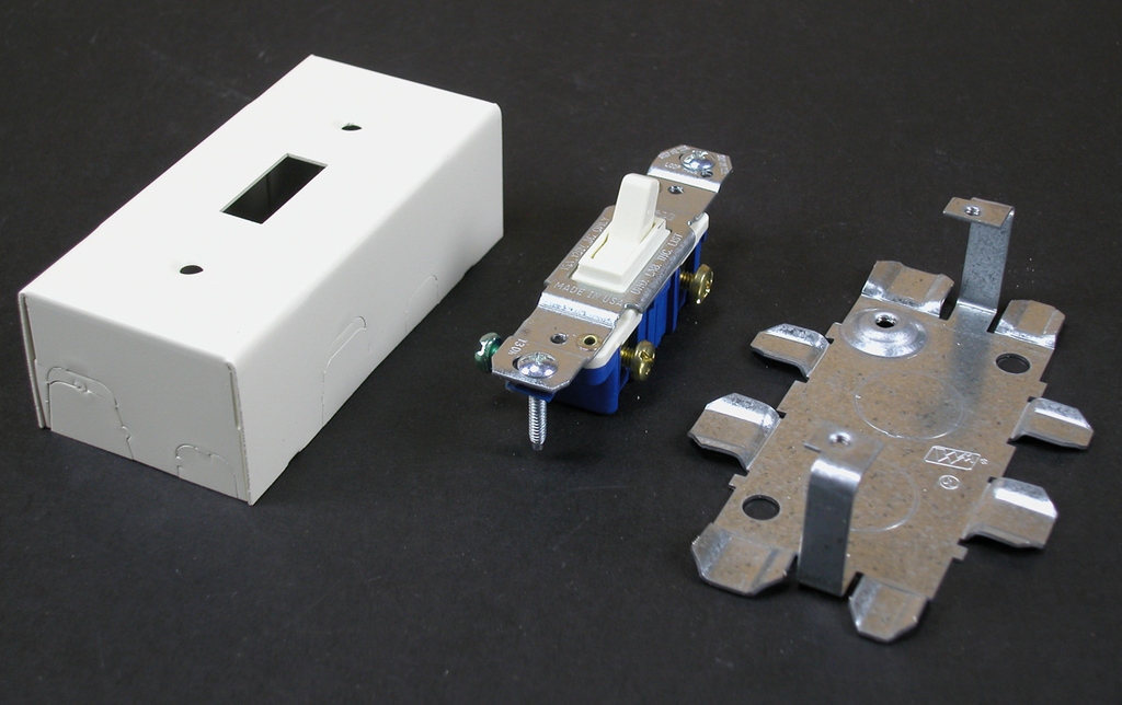500/700 15A, 125V Single Pole Switch and Box Fitting