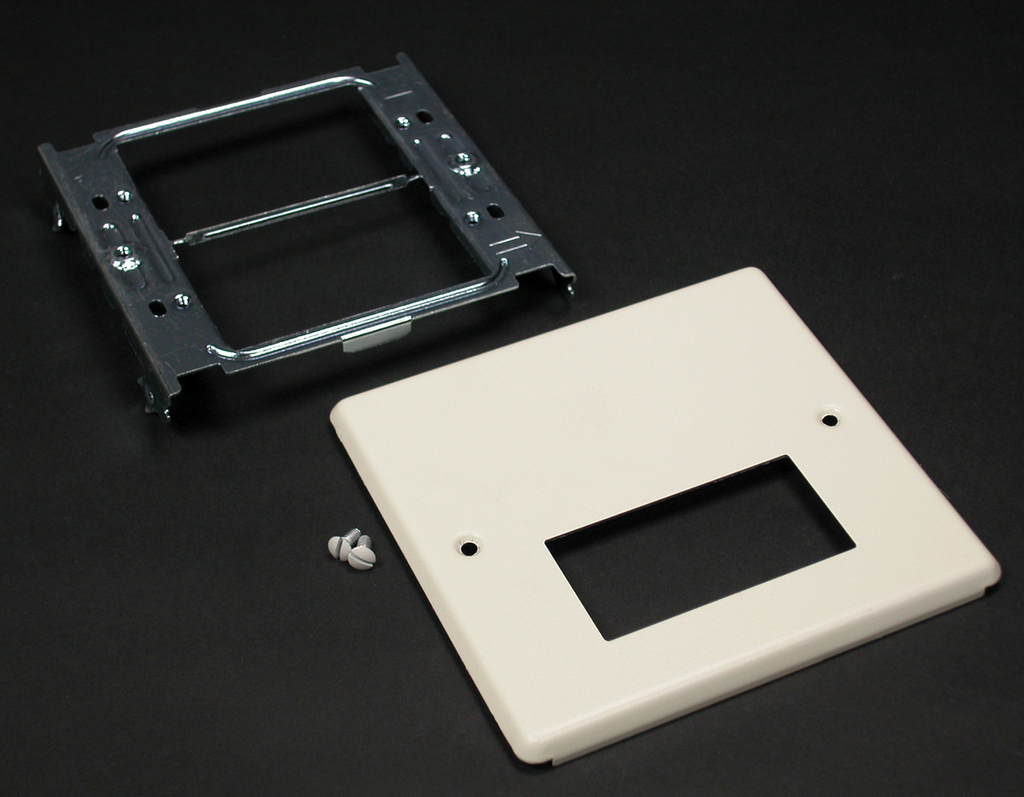 4047 Two-Gang Cover Single Rectangular Opening