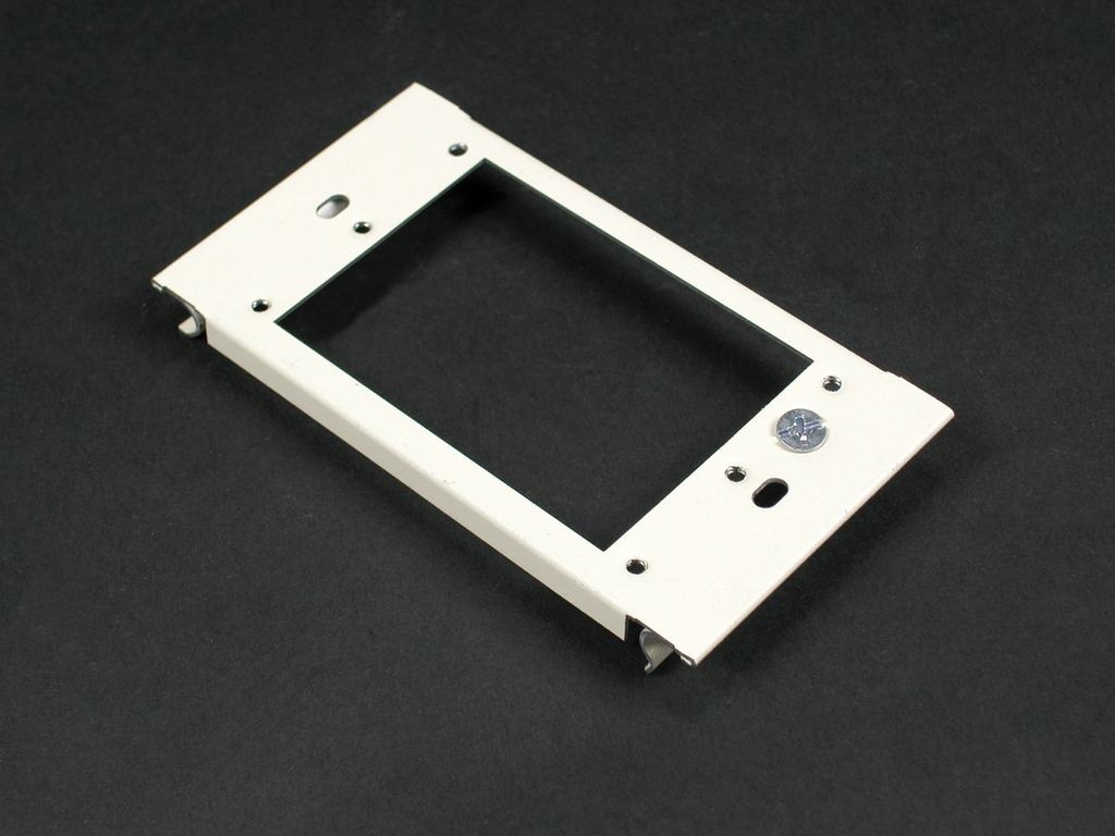6000 Single-Gang Device Plate Fitting