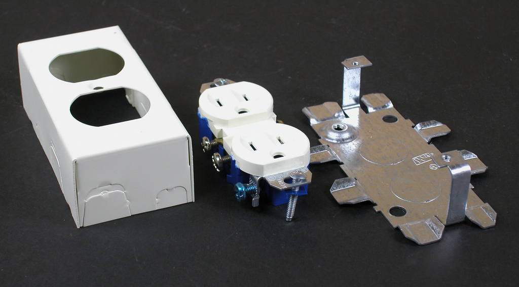 500/700 15A, 125V Duplex Grounding Receptacle (NEMA 5-15R) and Box Fitting