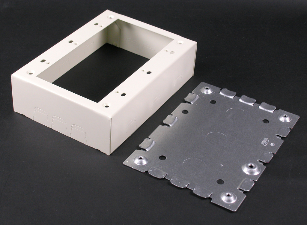 500/700 Three-Gang Shallow Switch and Receptacle Box Fitting