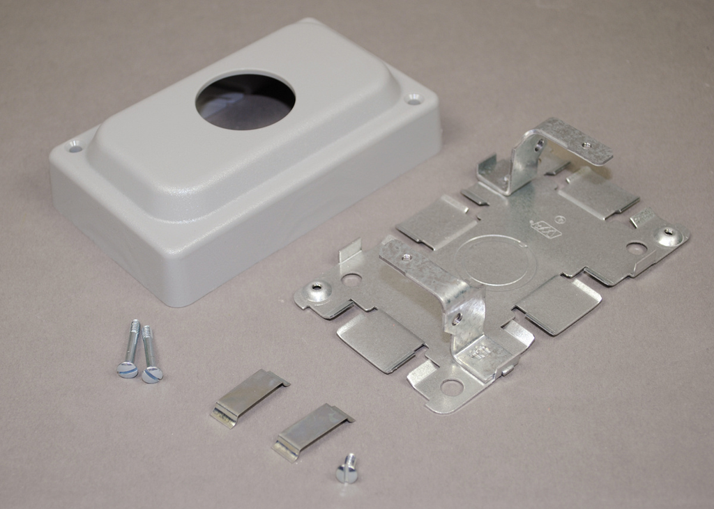 1500/2600 Series Overfloor Raceway Single Receptacle Box