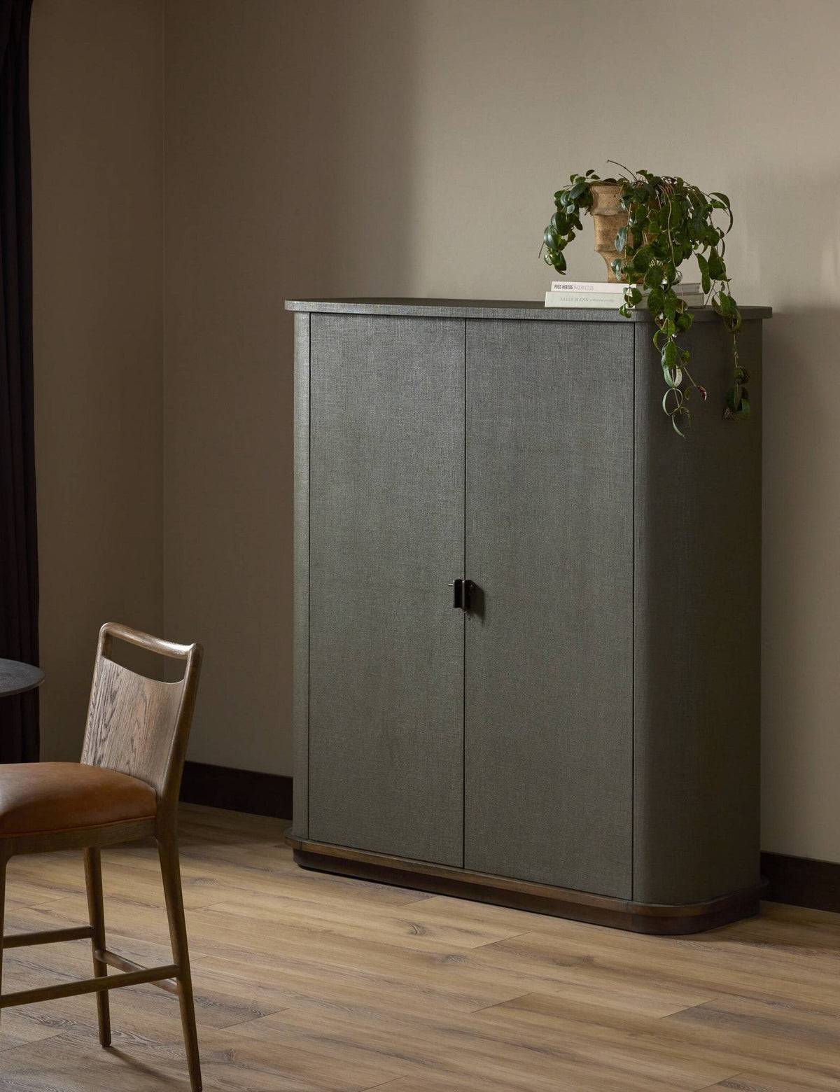 Vanna Cabinet