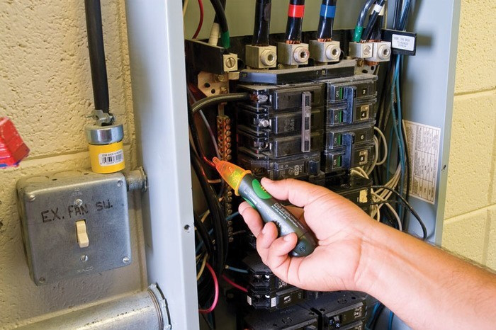 Adjustable Voltage Detector